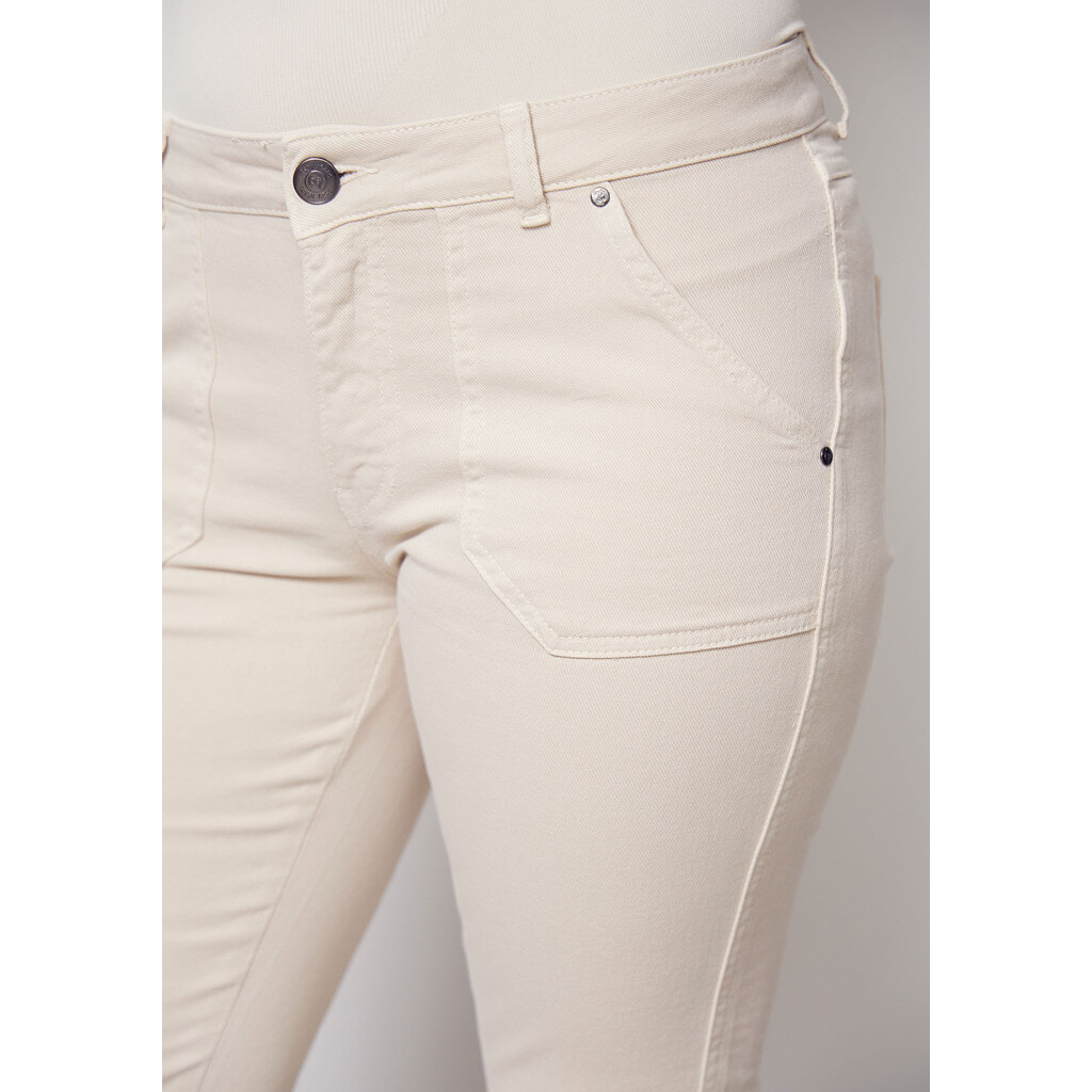 ISAY - COMO TWILL FLARE PANT - sand model bag close foran