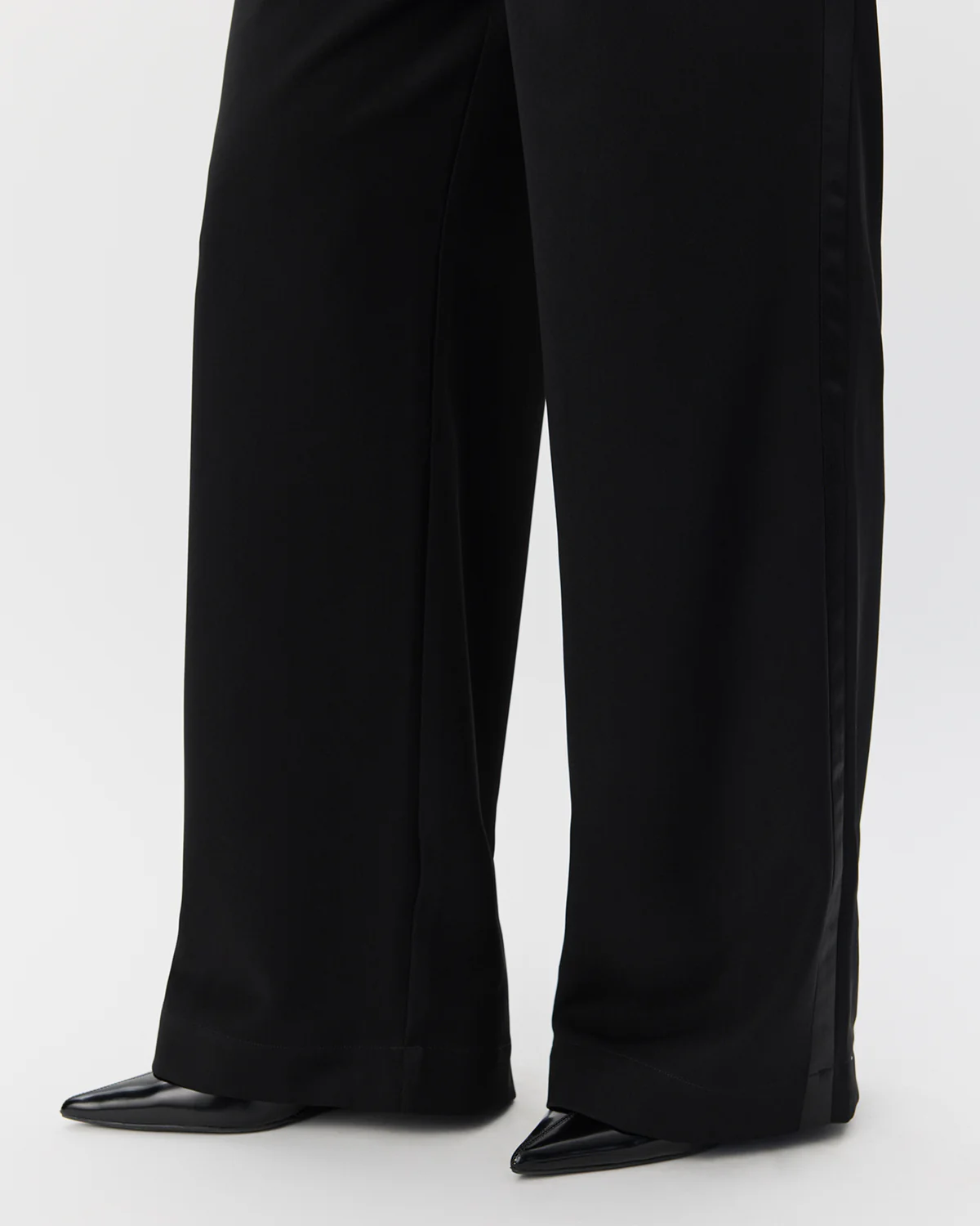 SOFIE SCHNOOR - LIVSW TROUSERS - BLACK model close bund