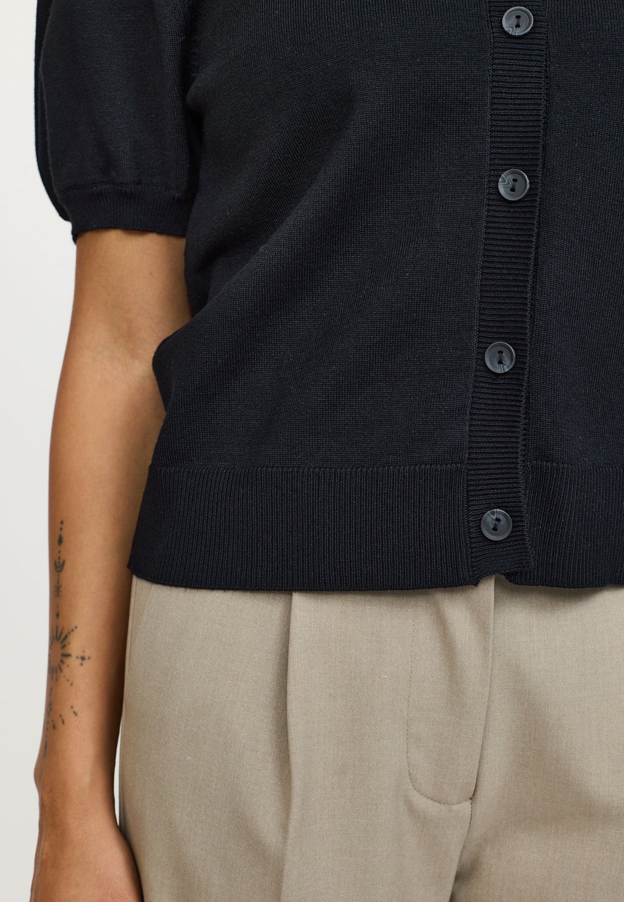 SOFT REBELS - SRMARLA SS O-NECK CARDIGAN KNIT - BLACK MODEL CLOSE