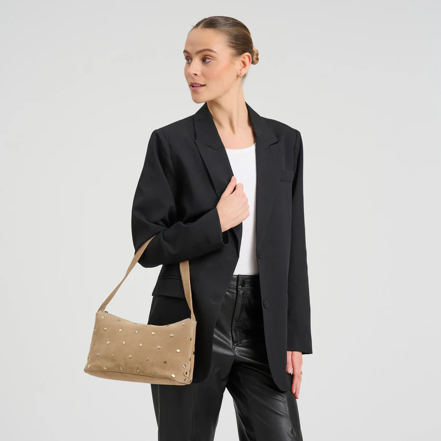 Lille_skulder-_og_haandtaske_i_ruskind_med_nitter-Shoulderbag_Handbag-16950-011_Sand-1_900x