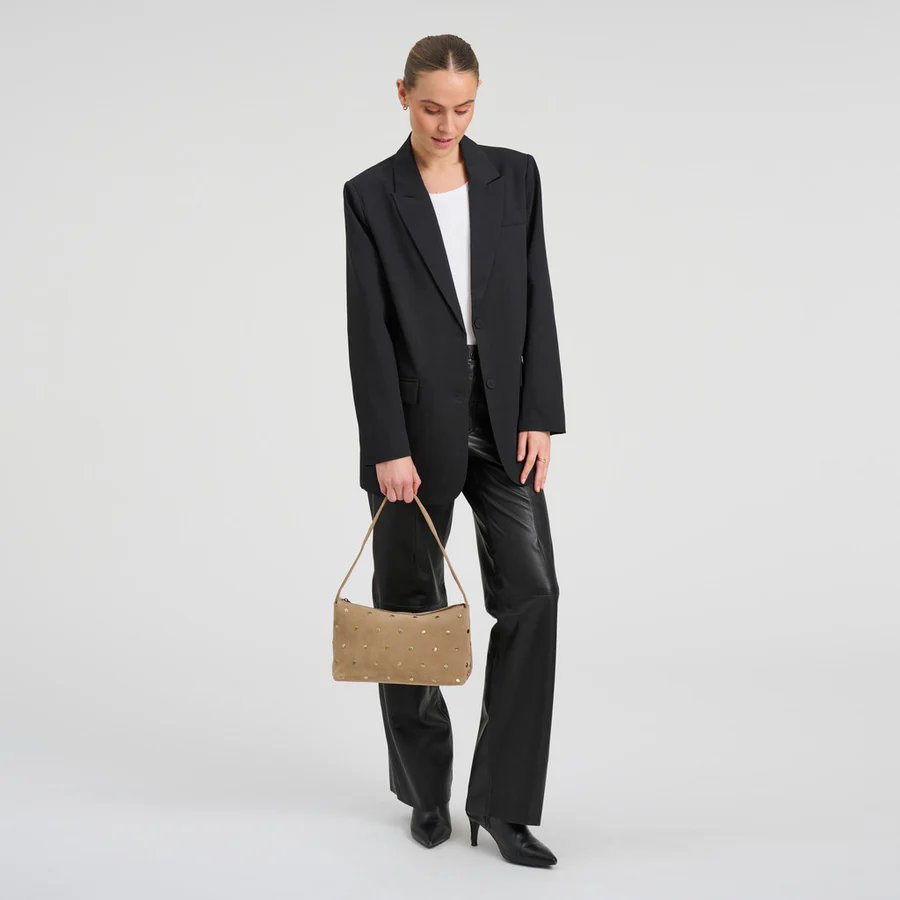 Lille_skulder-_og_haandtaske_i_ruskind_med_nitter-Shoulderbag_Handbag-16950-011_Sand-3_900x